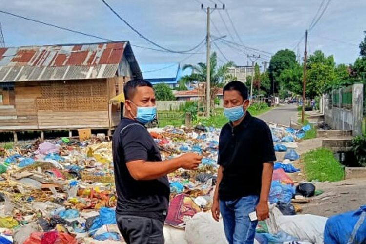 Foto Sekda Lhokseumawe, T Adnan, berda di lokasi penuh sampah di Desa Tumpok Tengoh, Kecamatan Banda Sakti, Kota Lhokseumawe, Sabtu (15/5/2021)