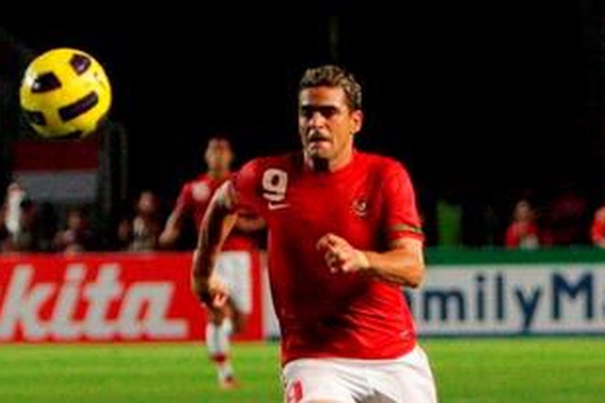 Pemain Timnas Indonesia, Cristian Gonzales juga meninggalkan Persib Bandung dan bergabung ke Persisam Samarinda. Akan tetapi, kepergiannya tidak diributkan kalangan bobotoh maupun pelatih seperti halnya kepergian Eka Ramdani.