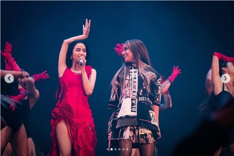 Jisoo (kiri) berduet dengan Camila Cabello membawakan lagu Liar di konser BLACKPINK di Los Angeles, pada November 2022.