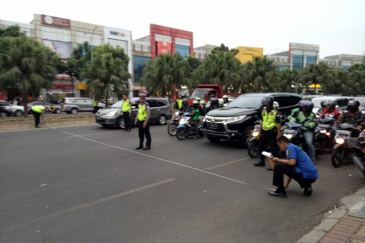 Polisi tangerang Selatan sedang melakukan olah TKP kecelakaan beruntun yang melibatkan lima kendaraan terjadi di Boelevard Sektor 7, Bintaro, Pondok Aren, Tangerang Selatan, Jumat (6/9/2019).