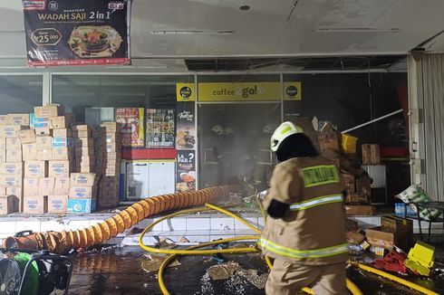 Asap Tebal Jadi Kendala Petugas Padamkan Api di Minimarket Jalan Brigjend Katamso 
