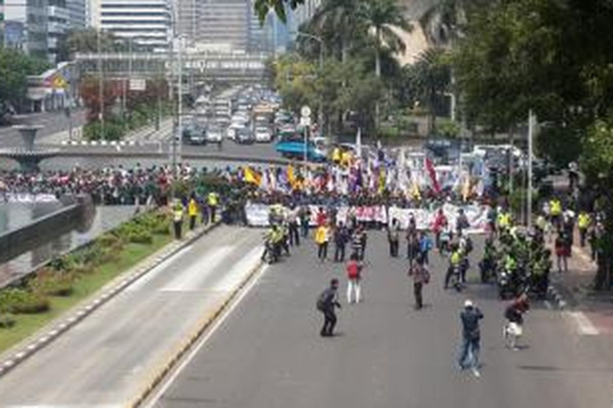 Ratusan mahasiswa berjalan menuju Istana Negara, Kamis (21/5/2015). Akibatnya Jalan Medan Merdeka Barat ditutup.