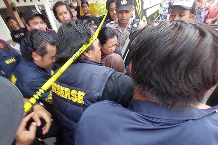 Polisi menggelandang IF, tersangka pembunuhan anak di Pontianak usai menjalani prarekonstruksi, Sabtu (24/8/2024). 