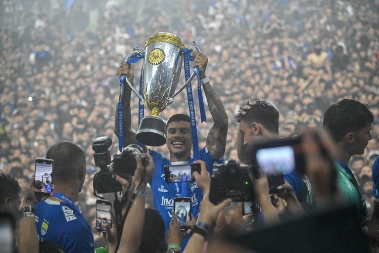 BERITA FOTO: Persib Angkat Trofi Liga 1 2024-2025 di Tengah Invasi Bobotoh
