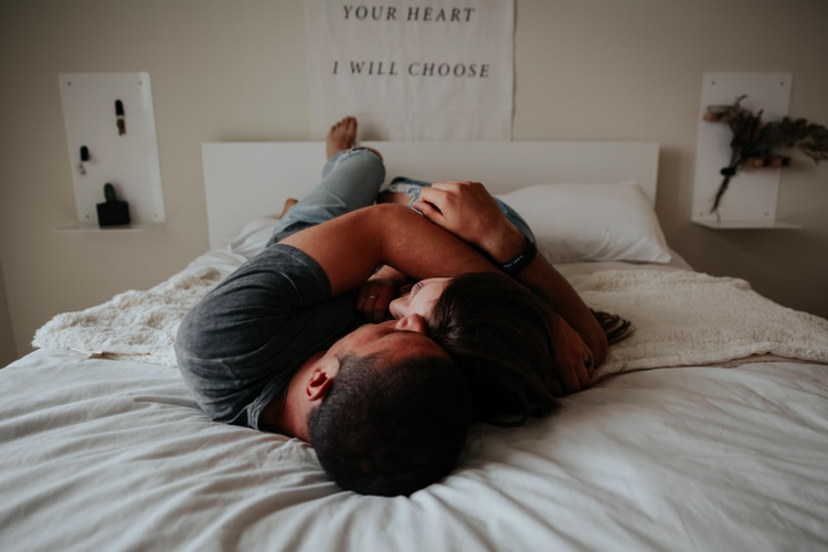 Ilustrasi cuddling bersama pasangan dan berhubungan seks