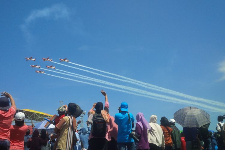 Warga menyaksikan JAT di Pantai Depok, Bantul.