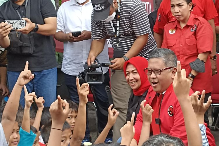 Sekjen PDI P Hasto Kristiyanto menyatakan menghormati pertemuan ketua umum delapan partai parlemen di Hotel Dharmawangsa yang menyatakan sikap menolak penerapan sistem pemilu proporsional tertutup. Hal itu disampaikan di sela -sela rangkaian acara HUT PDI P yang ke 50 di Johar Baru, Jakarta Pusat, Minggu (8/1/2023).