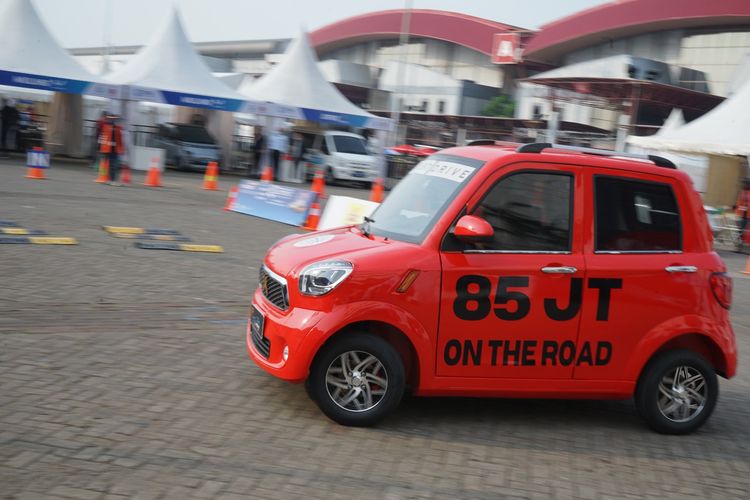 Test drive EVCBU K-Kooper, mobil listrik yang dibanderol Rp 85 juta on the road (OTR) Jakarta.
