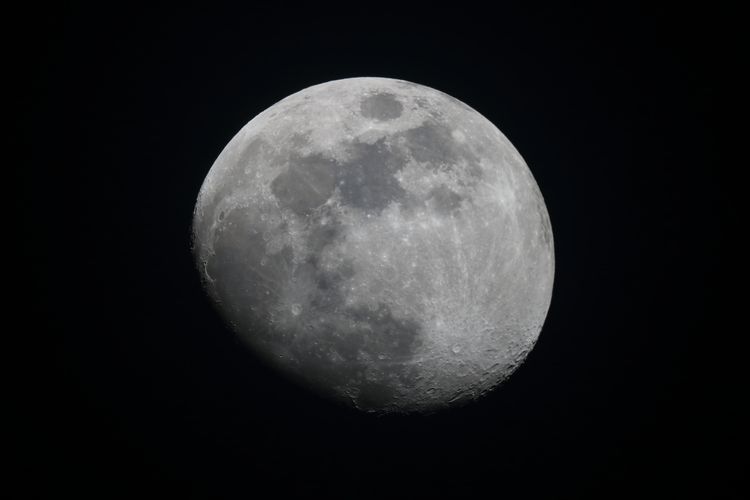 Bulan tercatat menjauh dari bumi. Dosen IPB menjelaskan apakah fenomena ini benar-benar memengaruhi iklim dan kehidupan manusia.