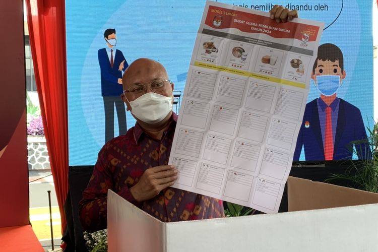 Ketua KPU RI Ilham Saputra memegang contoh surat suara dalam simulasi pemungutan suara di KPU RI, Selasa (22/3/2022).