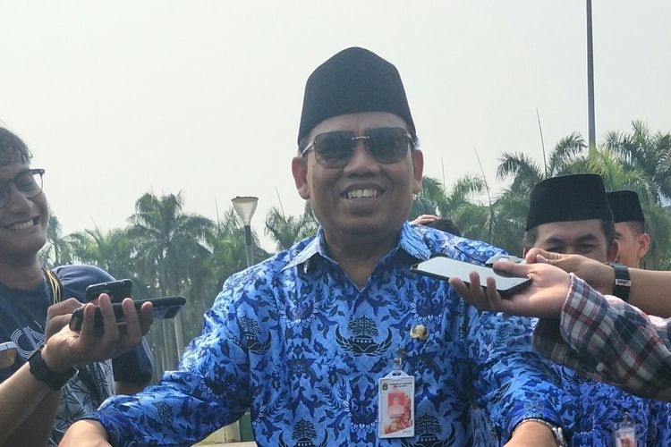 Sekretaris Daerah (Sekda) DKI Jakarta Saefullah saat ditanya apakah bersedia diusulkan menjadi calon wakil gubernur (cawagub) DKI Jakarta oleh Partai Gerindra di kawasan Monas, Jakarta Pusat, Minggu (10/11/2019).