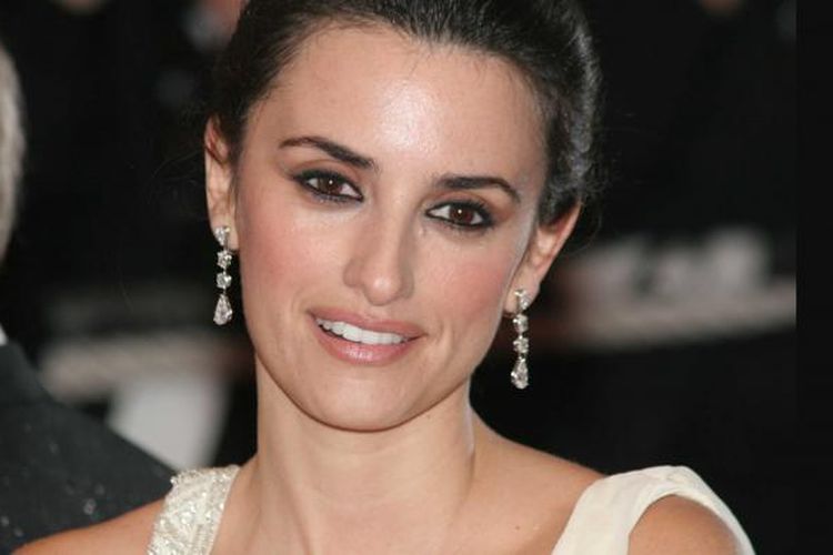 Penelope Cruz Berniat Belajar Mengemudi di Usia 52 Tahun Usai Dihadiahi Bono U2 Mobil