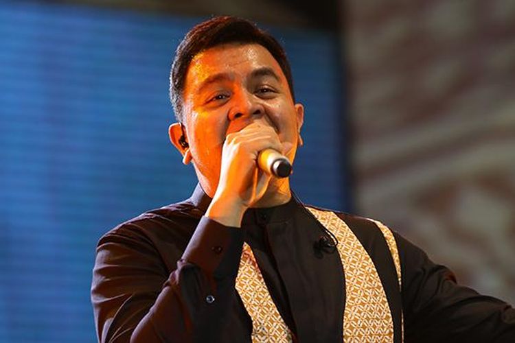 Tulus tampil dalam Pekan Raya Indonesia (PRI) 2016 di Indonesia Convention Exhibition (ICE) BSD, Tangerang, pada Senin (24/10/2016). Festival yang menyajikan 1.000 band, kuliner, cerita rakyat legendaris, dan pameran multi produk ini berlangsung hingga 2 November 2016.