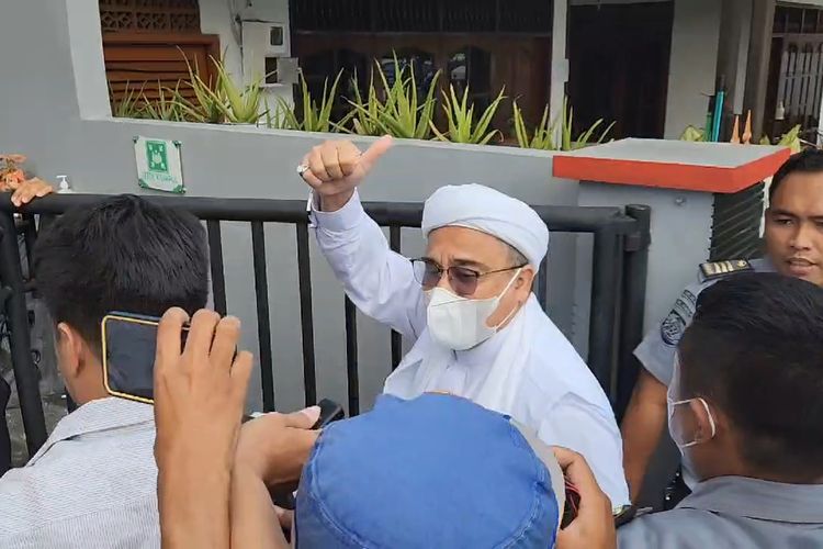 Eks pemimpin Front Pembela Islam (FPI) Muhammad Rizieq Shihab tiba di Balai Pemasyarakatan (Bapas) Jakarta Pusat, Senin (10/6/2024). 