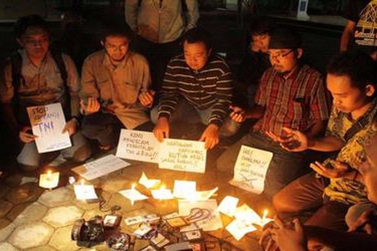 Aksi unjuk rasa wartawan di Purwokerto sebagai bentuk keprihatinan terhadap kekerasan yang dilakukan oknum TNI AU terhadap wartawan di Riau.