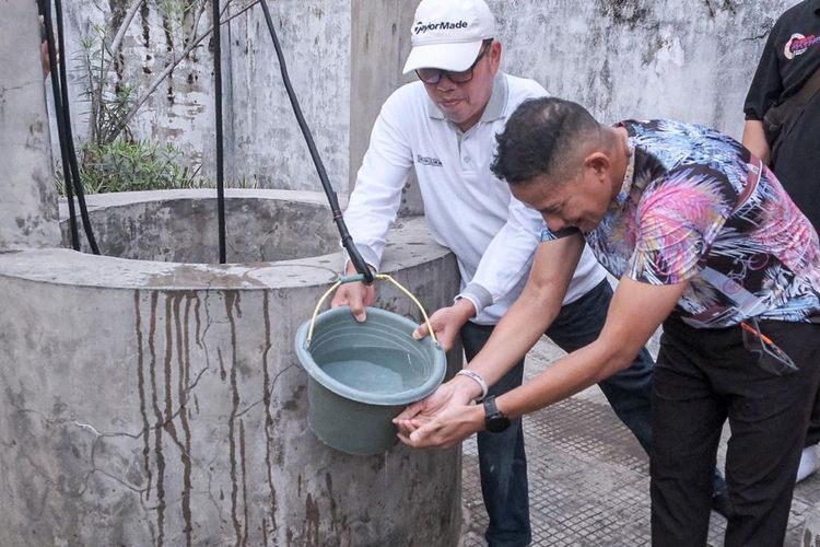 Menparekraf Sandiaga Uno cuci muka di sumur Rumah Pengasingan Bung Karno Bengkulu.