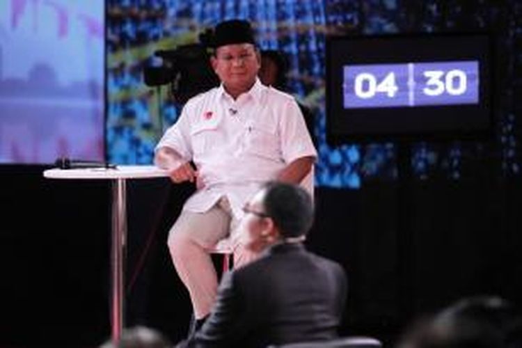 Calon Presiden Prabowo Subianto menyampaikan visi misinya terkait ekonomi bangsa dalam acara debat Capres sesi II di Hotel Gran Melia, Jakarta, Minggu (15/6/2014).