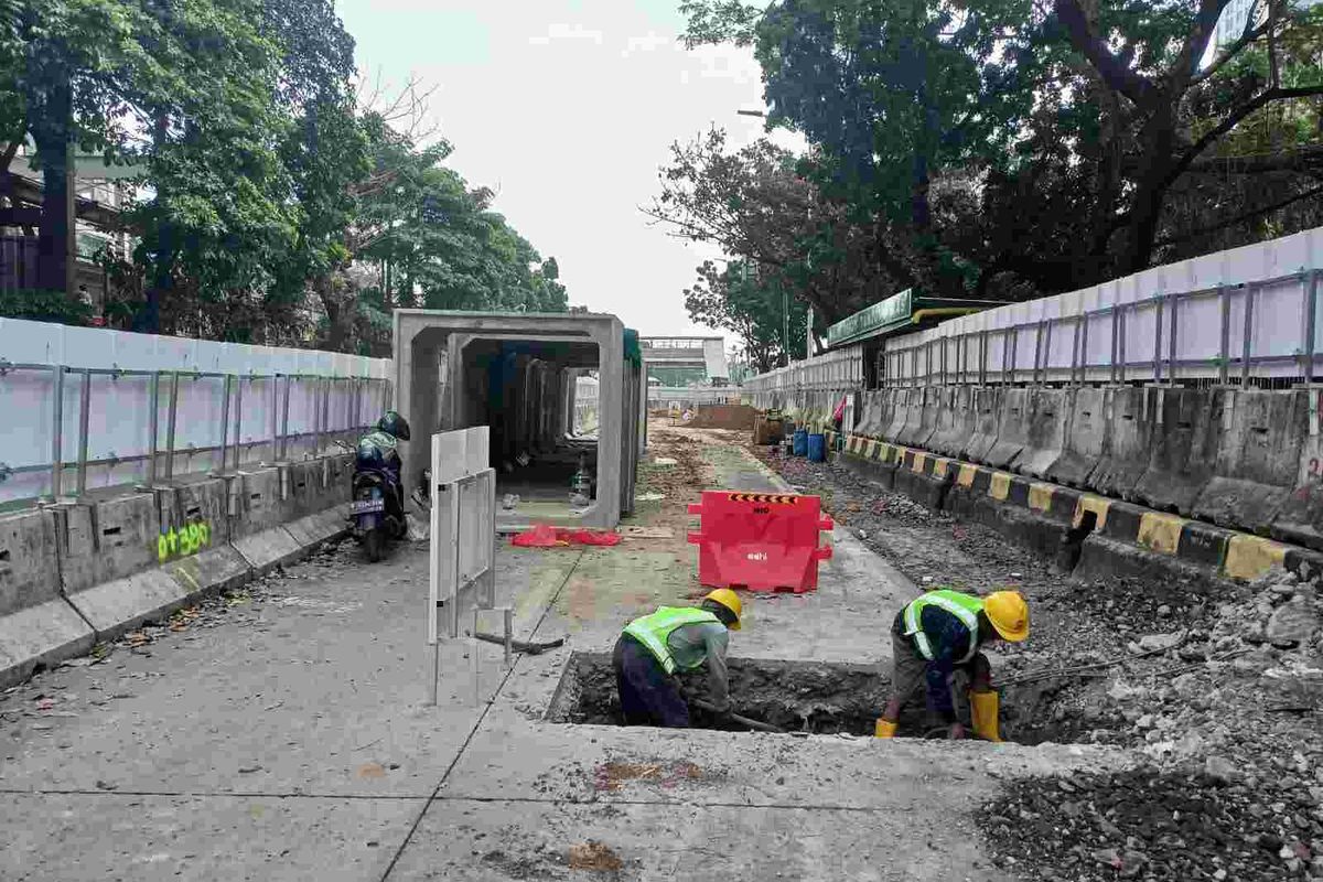 Pengerjaan proyek saluran air di wilayah Tanjung Barat, Jakarta Selatan.