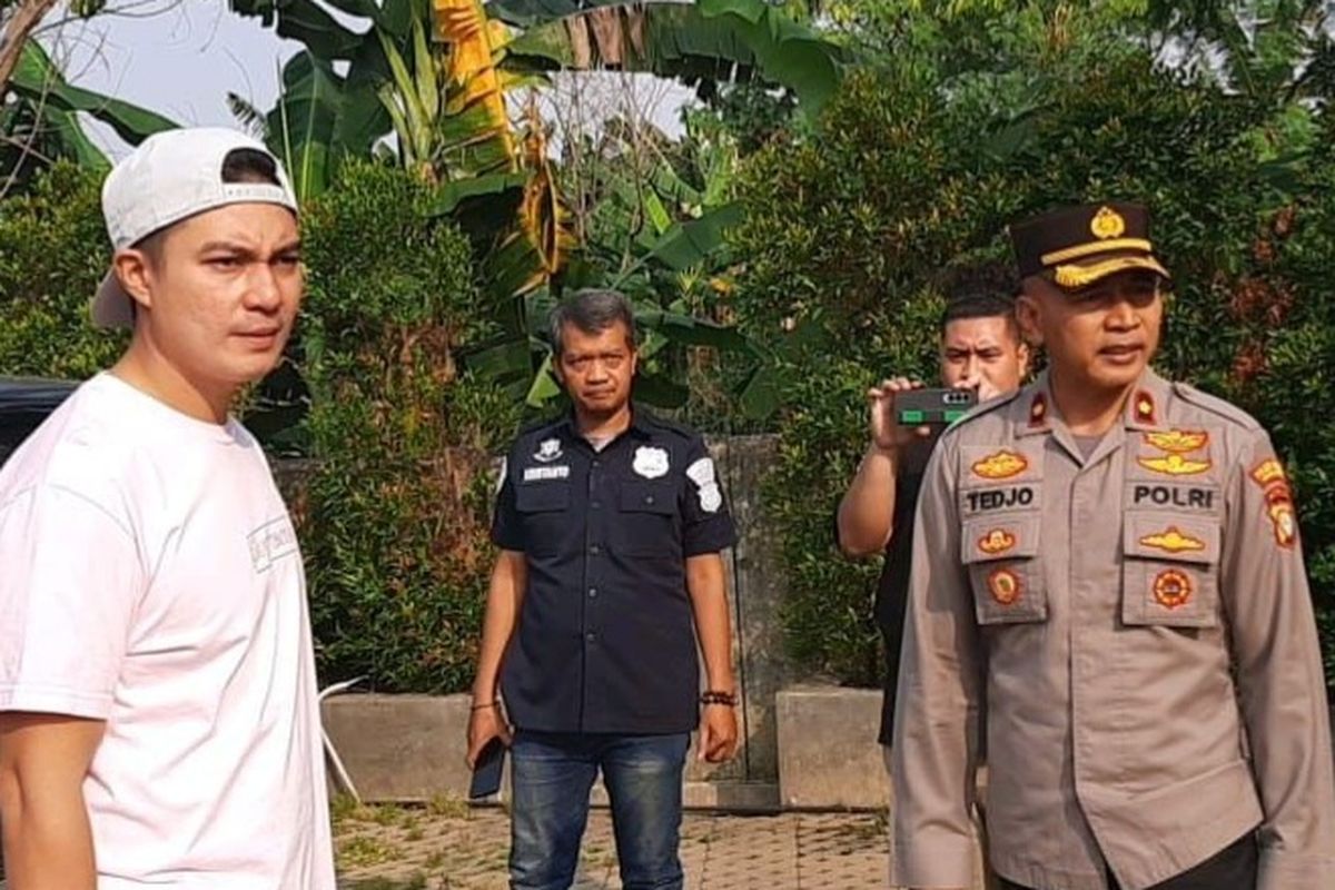 Kapolsek Pesanggrahan Kompol Tedjo Asmoro saat mengunjungi kantor Baim Wong di bilangan Pesanggraha, Jakarta Selatan,  Selasa (8/8/2023).