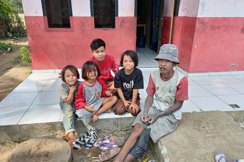 Ayah Ketuk Pintu Tiap Rumah, Cari Seragam Bekas untuk Anaknya yang Masuk SMK, tapi Masih Pakai Baju SMP