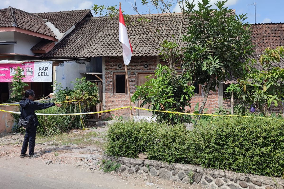 Rumah salah seorang korban miras oplosan yang diberi garis polisi di Dusun Paremono, Mungkid, Magelang, Selasa (27/8/2024).