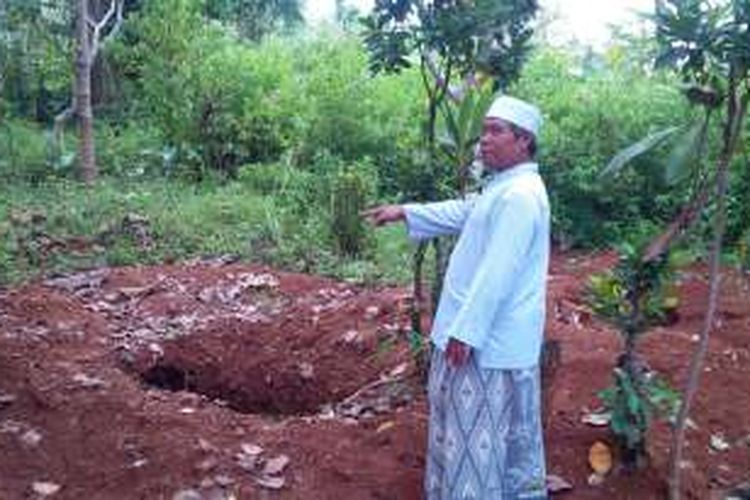 Seorang warga menunjukkan bekas makam yang dibongkar di TPU Bapang, Harjosari, Bawen, Kabupaten Semarang, Senin (19/9/2016).