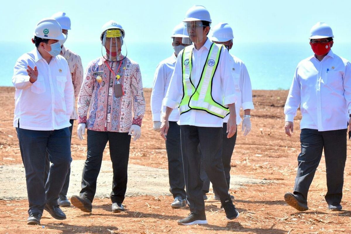 Presiden Jokowi melakukan peninjauan di lokasi Kawasan Industri Terpadu Batang dan Relokasi Investasi Asing ke Indonesia yang terletak di Desa Ketanggan. Kec Gringsing, Kabupaten Batang, Selasa 30/06/2020. Presiden Jokowi didampingi Menteri BKPM, Menteri BUMN, Menteri PUPR, Menteri Perhubungan dan Menseskab.