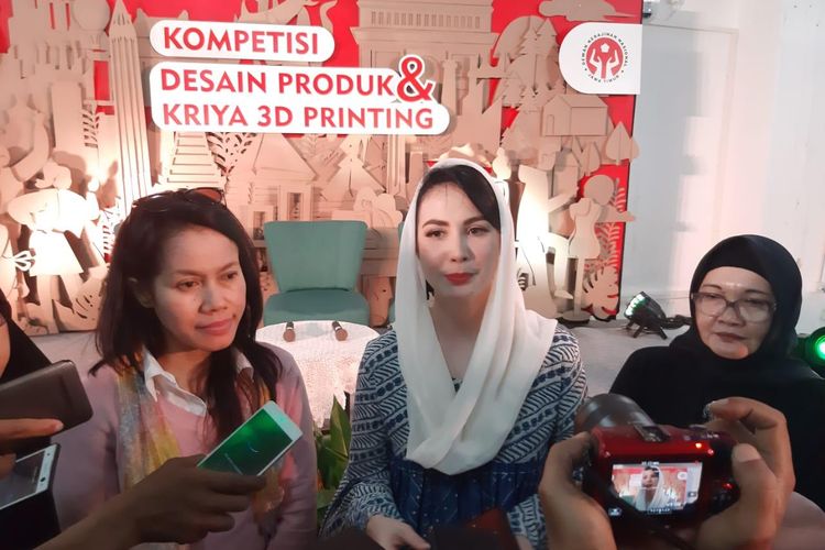Ketua Dewan Kerajinan Nasional Daerah Jawa Timur Arumi Baschsin saat penilaian Top 10 peserta terbaik Kompetisi Desain Produk dan Kriya 3D Printing di Surabaya, Selasa (21/1/2020).