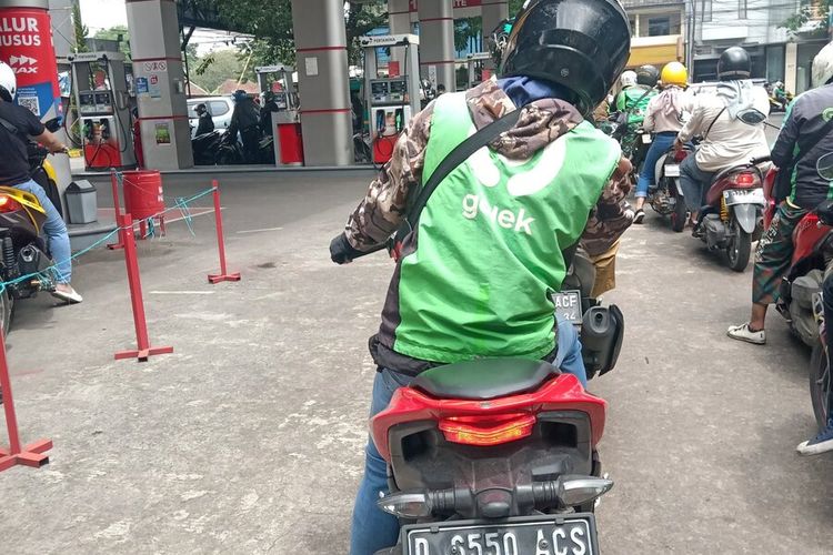 kendati telah mengalami kenaikan, namun antrean kendaraan baik roda dua dan empat di beberapa SPBU di Kabupaten Bandung masih kerap terlihat, hal tersebut dirasa merugikan masyarakat yang berprofesi sebagai pengemudi ojeg online dan supir angkot
