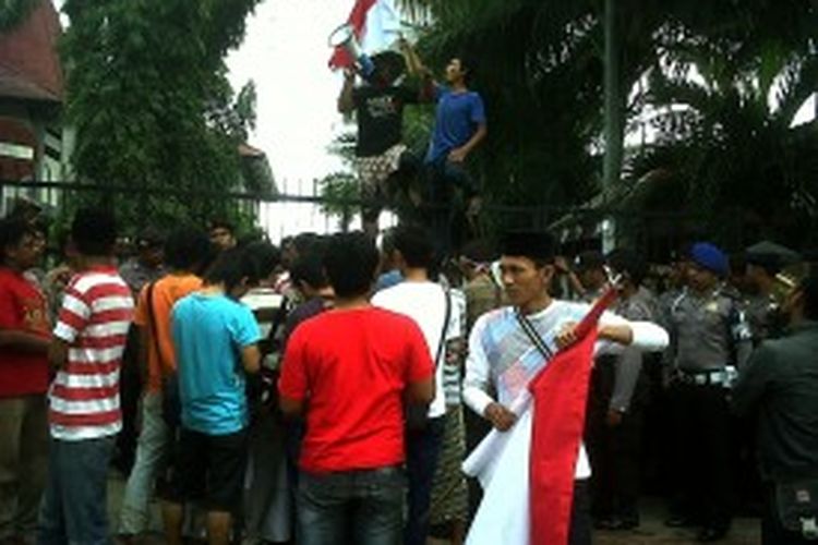 Forum Komunikasi Mahasiswa Sumenep (FKMS) menggekar demo di depan kantor DPRD Sumenep menagih bagi hasil migas, Selasa (2/7/2013).