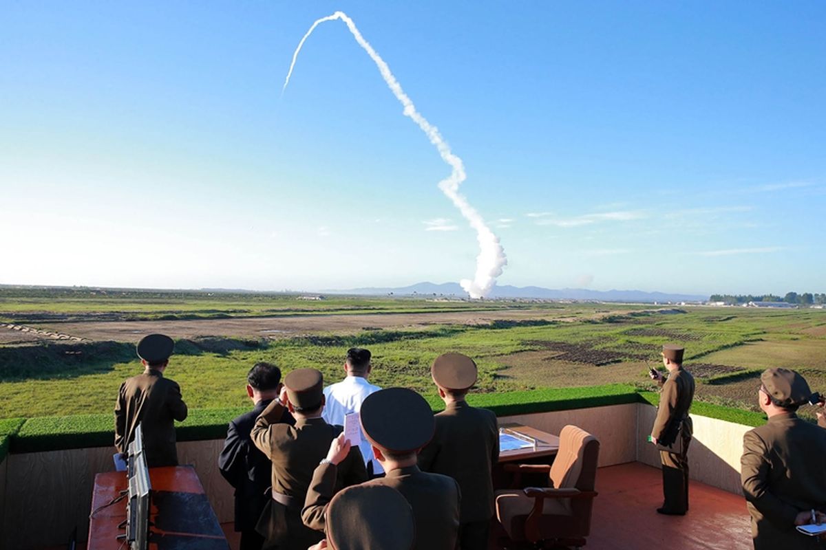 Dalam foto yang dirilis kantor berita KCNA pada Minggu (28/5/2017) ini terlihat pemimpin Korea Utara Kim Jong Un menyaksikan peluncuran roket anti-serangan udara terbarunya. Pada Selasa (29/8/2017), ia juga menyaksikan penembakan rudal balistik yang terbang menuju Jepang.