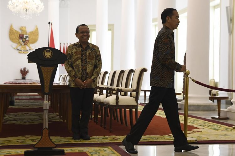 Presiden Joko Widodo (kanan) meninggalkan ruangan usai meminta Mensesneg Pratikno (kiri) mengumumkan Pelaksana Tugas (Plt) Menpora di Istana Bogor, Jawa Barat, Jumat (20/9/2019). Presiden menunjuk Menteri Tenaga Kerja dan Transmigrasi, Hanif Dhakiri sebagai Plt Menpora menggantikan Imam Nahrawi.  ANTARA FOTO/Puspa Perwitasari/pd.