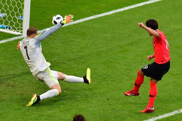 Bek Korea Selatan, Kim Young-gwon (kanan), mencetak gol ke gawang Jerman yang dikawal Manuel Neuer dalam pertandingan penyisihan Grup F Piala Dunia 2018 di Kazan Arena, Kazan, Rabu (27/6/2018).