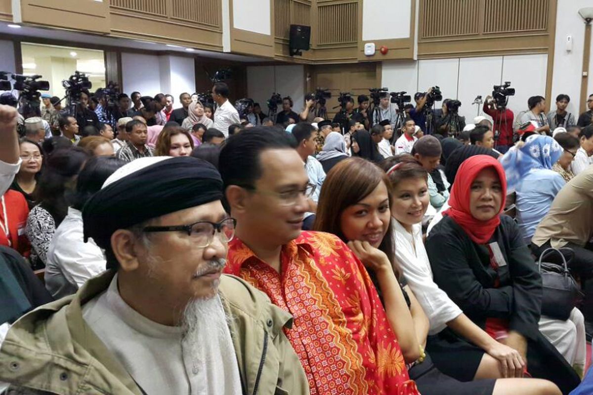 Kakak angkat Gubernur DKI Jakarta Basuki Tjahaja Purnama (Ahok), Andi Analta (memakai peci dan sorban), menghadiri sidang putusan yang akan dihadapi adik angkatnya dalam kasus dugaan penodaan agama di Auditorium Kementerian Pertanian, Ragunan, Jakarta Selatan, Selasa (9/5/2017).