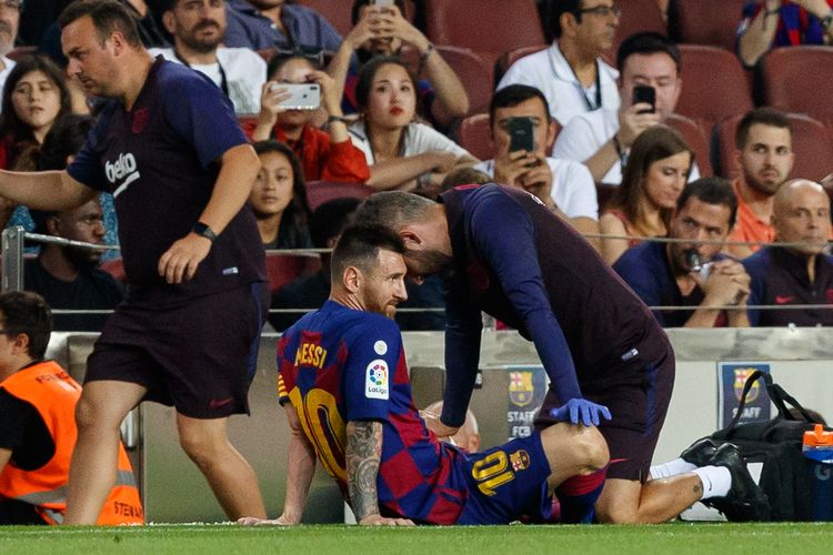 Dokter tim Barcelona memeriksa kondisi mega bintang Barcelona, Lionel Messi.