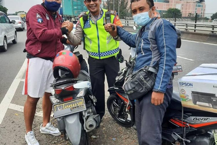 Teguh (40) seorang kurir pengantar barang sekaligus ojek online, tak sengaja menemukan sebuah ponsel saat sedang mengantar paket di Jakarta Barat, Senin (6/12/2021). 