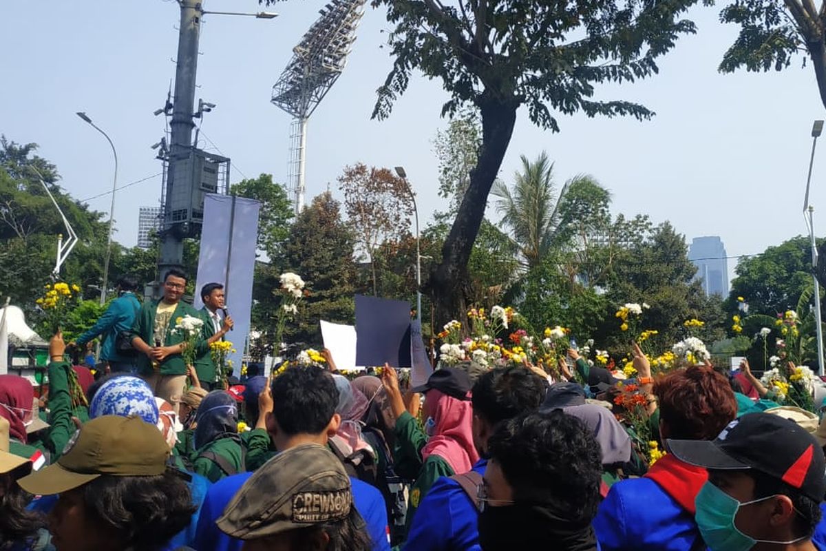 Ratusan mahasiswa lintas kampus mulai melakukan longmarch menuju gedung DPR/MPR, Selasa (1/10/2019) sekira pukul 14.00.