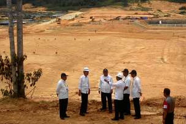 Jokowi meninjau pembangunan Waduk Teritip di Kecamatan Balikpapan Timur di Kota Balikpapan, Kalimantan Timur.