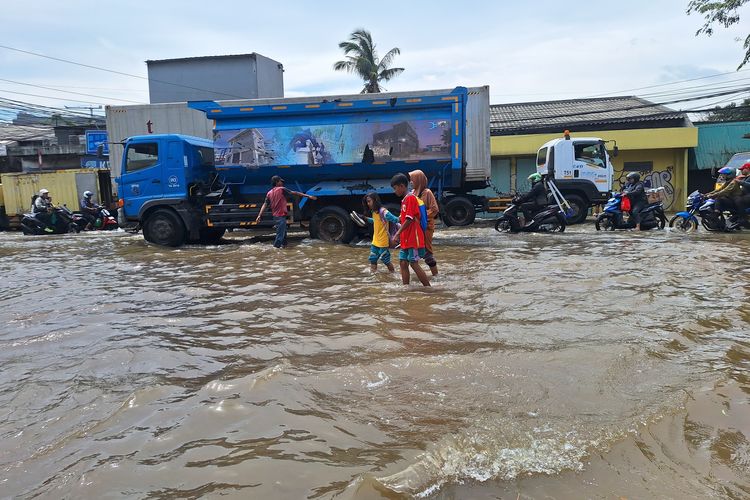 Pelabuhan Sunda Kelapa digenangi banjir rob, Selasa (17/12/2024).