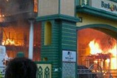 Kantor Pusat Bank Aceh Terbakar Hebat