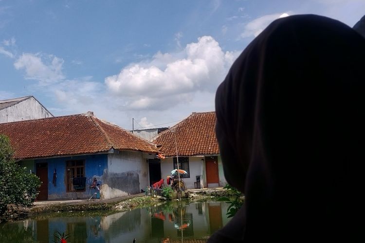 Ibu korban remaja putri 16 tahun yang dikeroyok 4 gadis teman-temannya sedang merenung dan meratapi nasib anaknya di rumahnya di Kota Tasikmalaya, Jawa Barat, Kamis (11/12/2025).