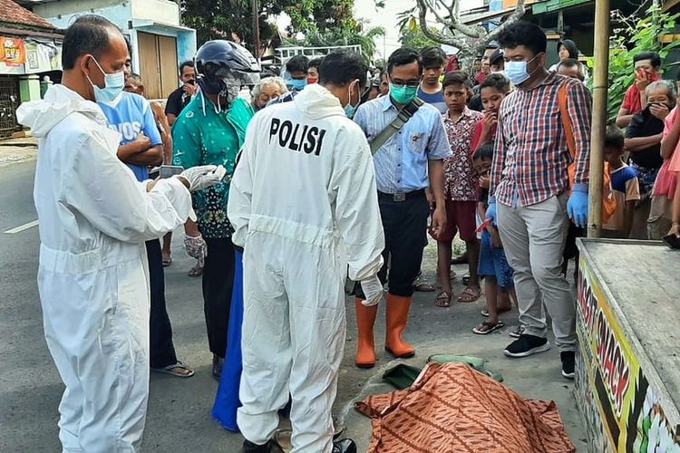 Polisi mengevakuasi jenazah Sardiman (50), tukang becak yang meninggal kelelahan di ruas jalan Desa Klapasawit, Kecamatan Kalimanah, PurbaIingga, Jawa Tengah, Kamis (6/5/2021) siang.