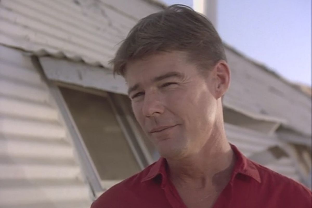 Aktor Jan-Michael Vincent dalam film seri Airwolf. Vincent meninggal pada 10 Februari 2019.