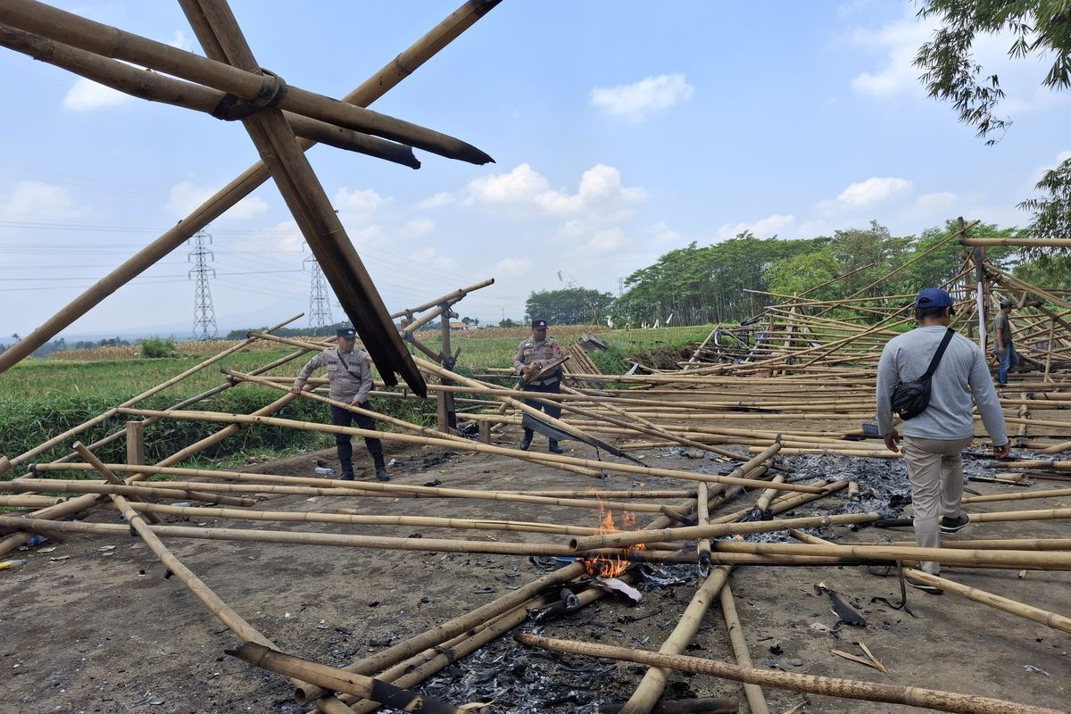 Polisi membakar tempat sabung ayam di Lumajang, Sabtu (28/9/2024)
