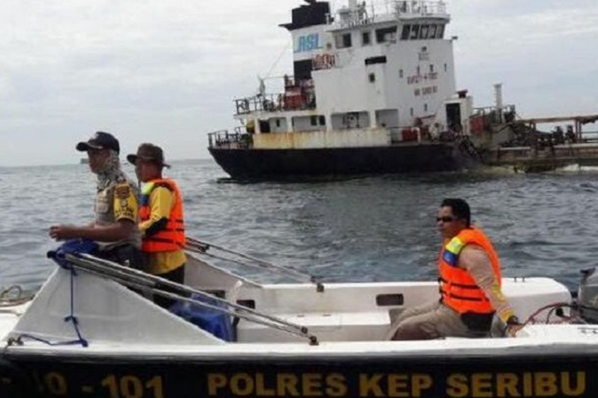 Kapal MT Elizabeth (di latar belakang) robek lambung kanannya akibat bertabrakan dengan kapal pengangkut barang KM Bhaita Jaya Samudera di perairan Kepulauan Seribu, Jumat (7/4/2017).