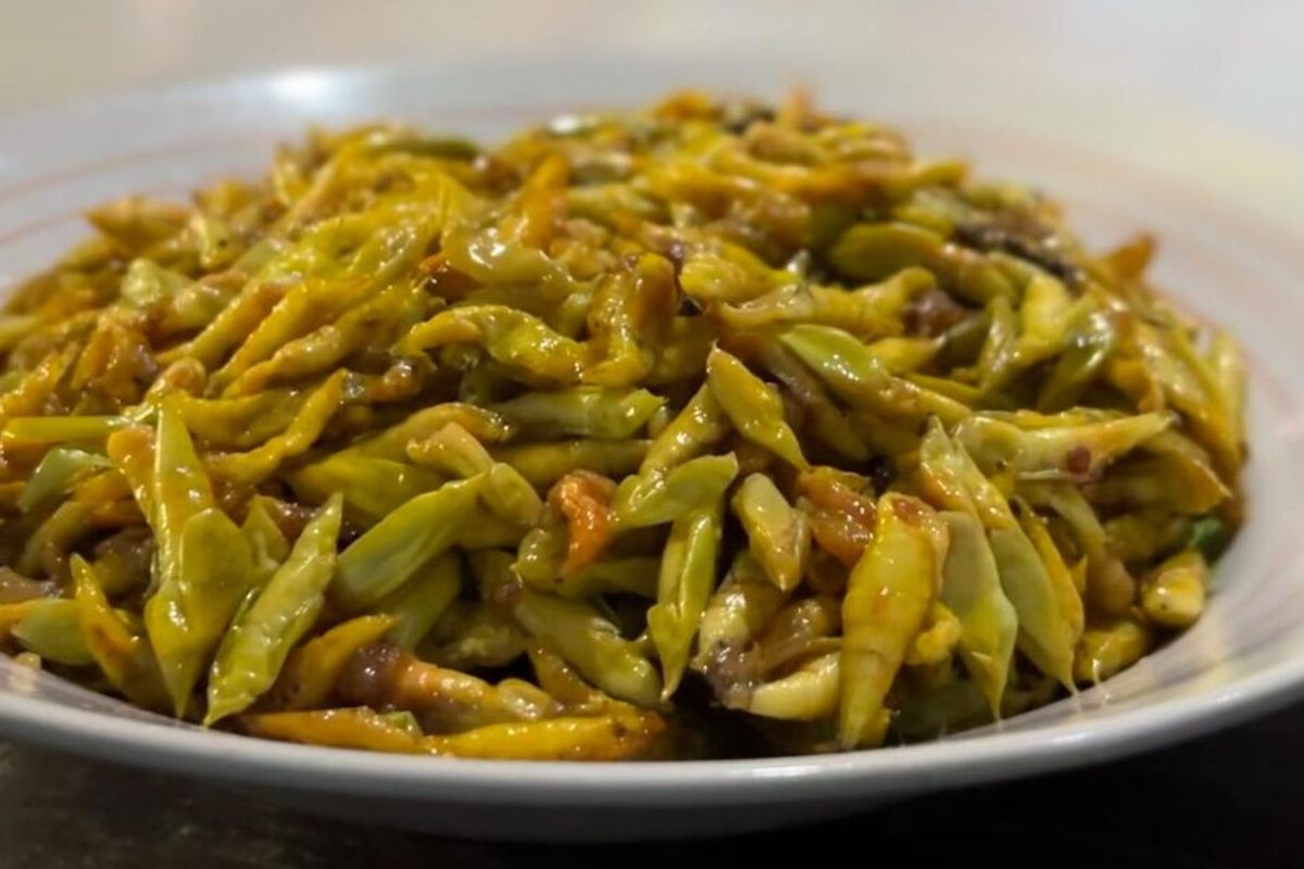 Olahan kepompong dan ulat pohon trembesi di Wonosari, Gunungkidul, Senin (18/11/2024)