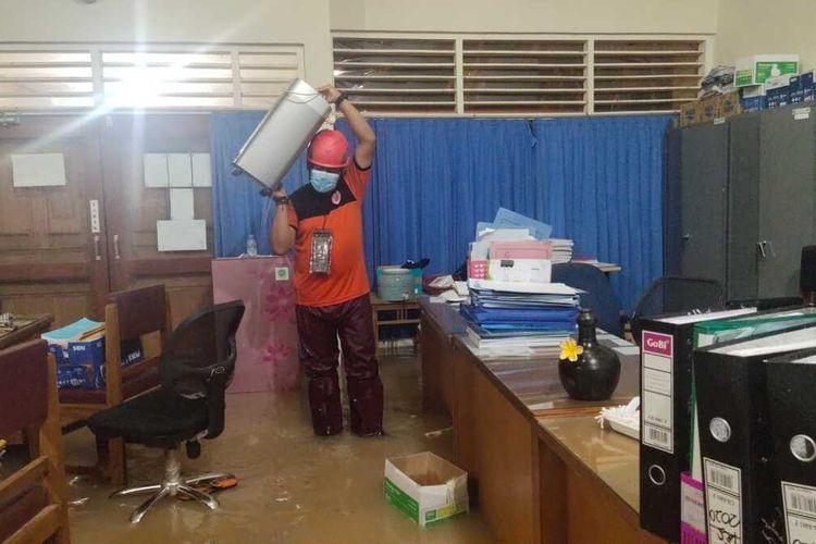 BANJIR—Kantor Dinas Perhubungan Kabupaten Ponorogo terendam air setelah hujan melebat selama dua jam melanda bumi reyog Selasa (16/2/2021)