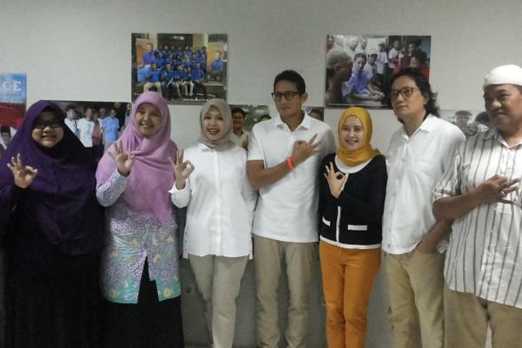 Calon wakil gubernur DKI Jakarta nomor tiga Sandiaga Uno bersama dengan teman-temannya semasa SMA yang tergabung dalam alumni SMA Al Azhar angkatan tahun 1988 usai bertemu di Jalan Melawai, Blok M, Jakarta Selatan, Selasa (28/2/2017). 