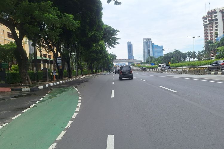 Kondisi lalu lintas di Jalan Gatot Subroto di hari terakhir libur Lebaran sangat lenggang. Senin (15/4/2024)
