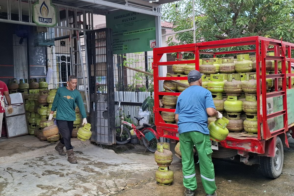 Distributor mendistribusikan Elpiji 3 Kilogram di salah satu pangkalan di Gang TVRI, Jalan Ahmad Yani, Banjarmasin Timur, Senin (3/1/2025).